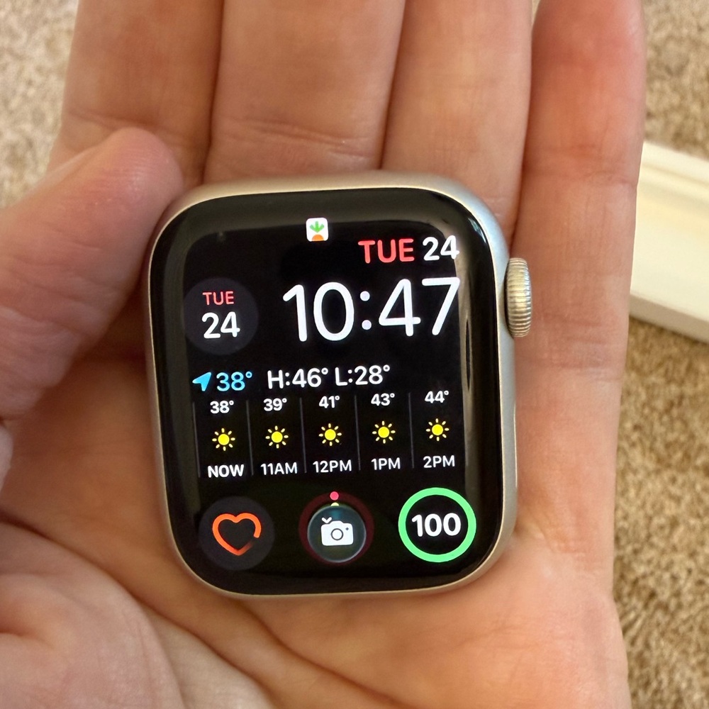 Apple Watch Series 8 41mm in Starlight Aluminum - Picture 6 of 11